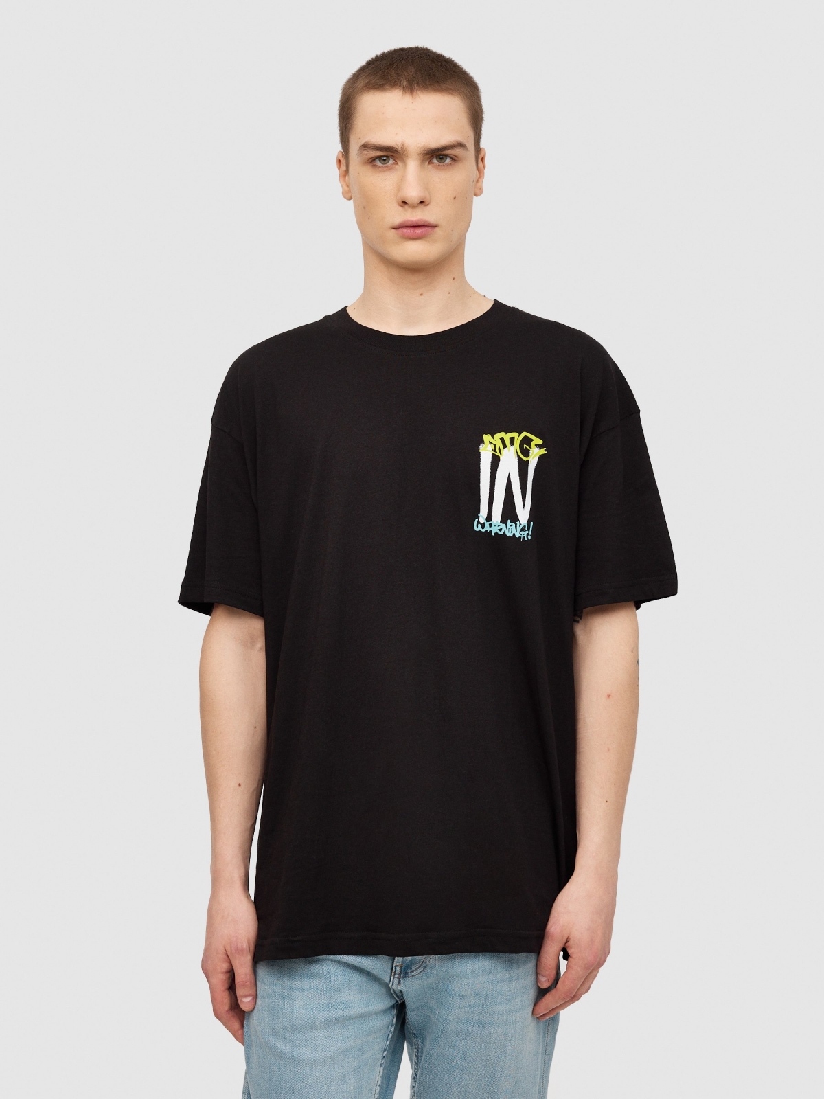T-shirt com logótipo de graffiti preto vista meia frontal