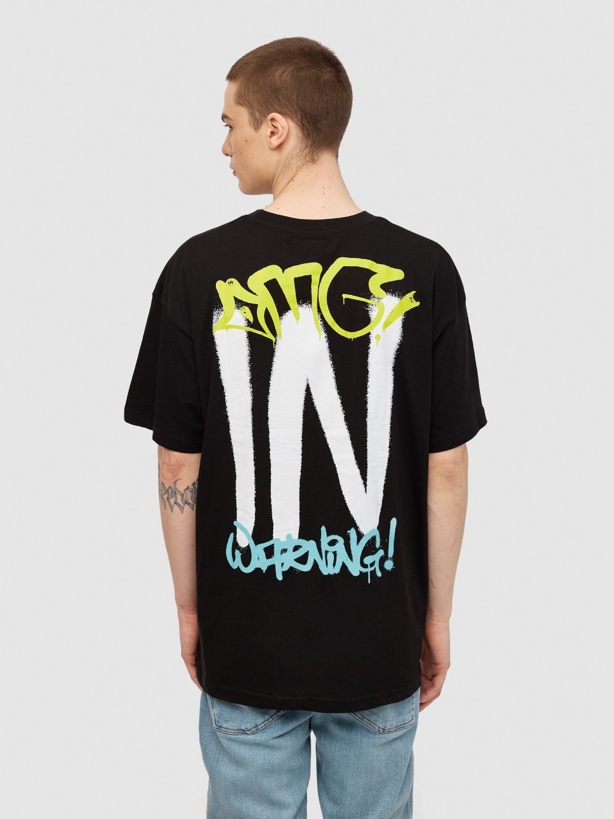 T-shirt com logótipo de graffiti preto vista meia traseira