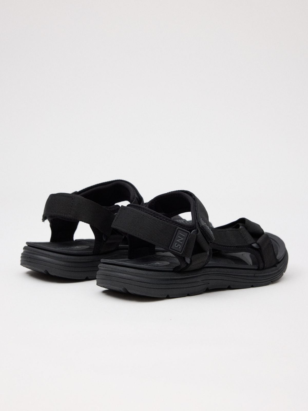 Sandália esportiva preta em nylon preto vista traseira 45º