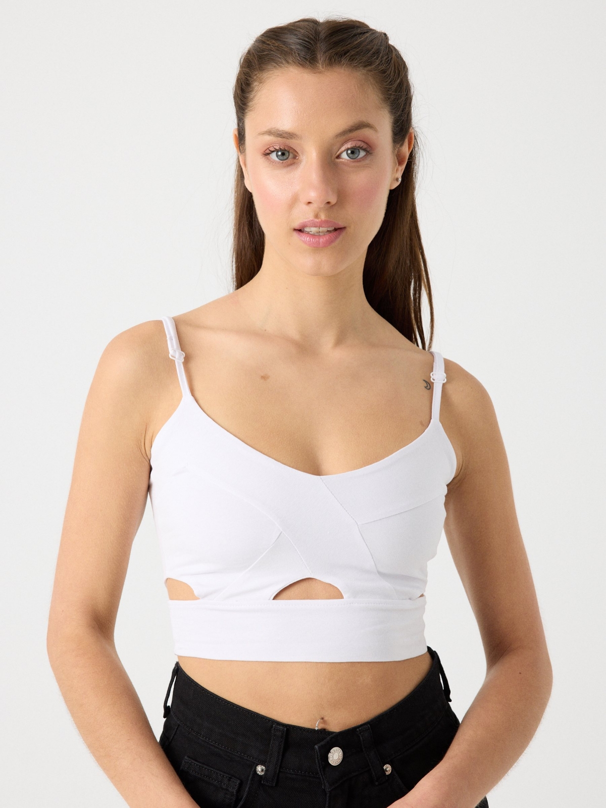Top cropped cut out blanco vista media frontal