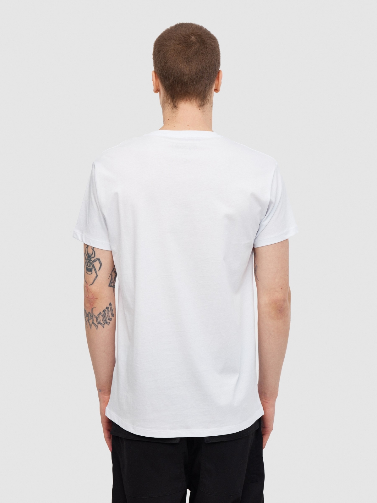 T-Shirt Naruto branco vista meia traseira