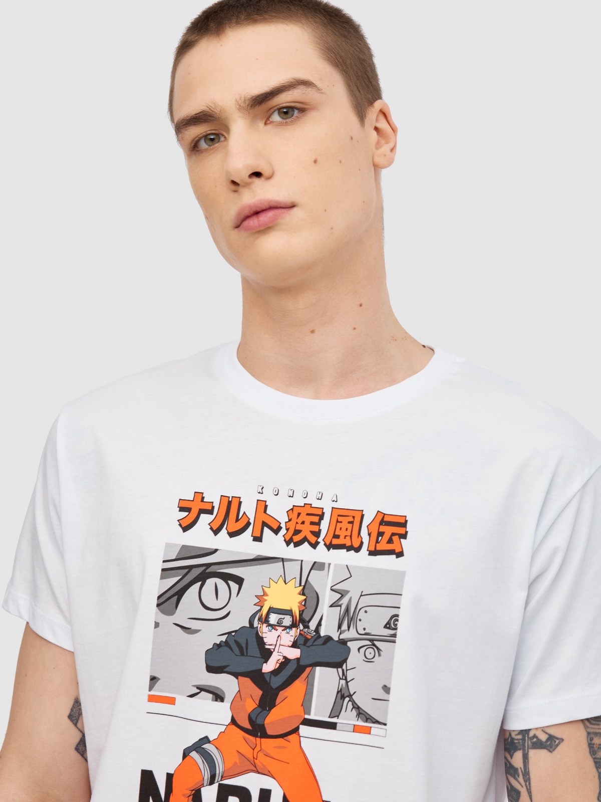 T-Shirt Naruto branco vista detalhe