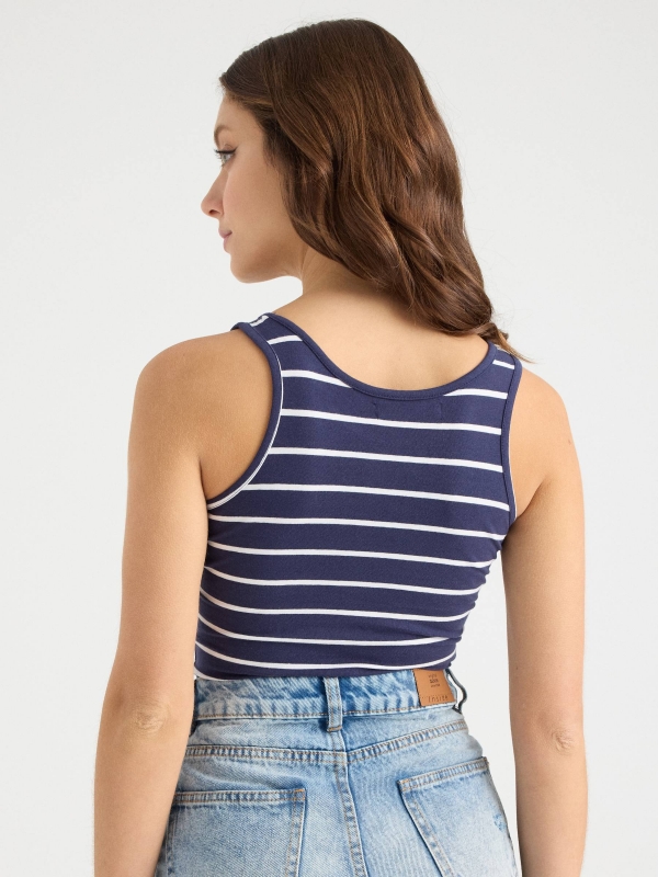 T-shirt regata curta listrada azul vista meia traseira