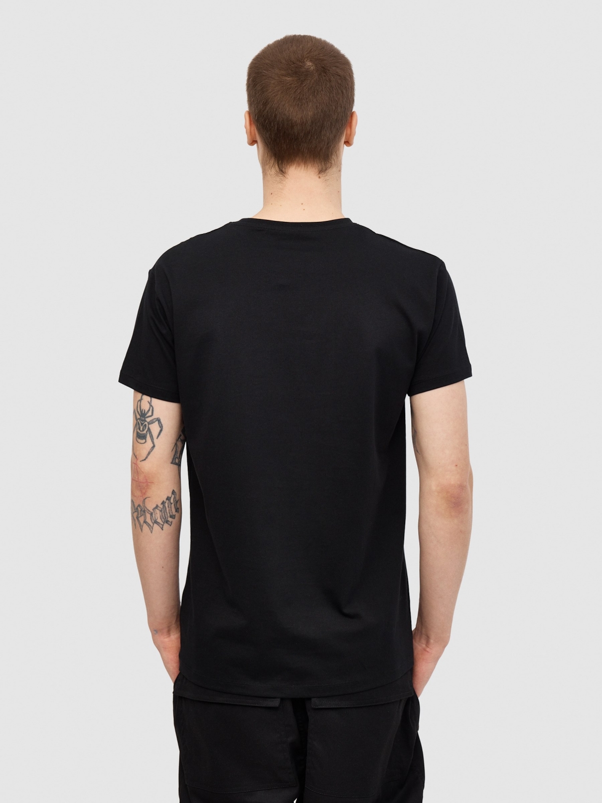 Camiseta Naruto texto negro vista media trasera