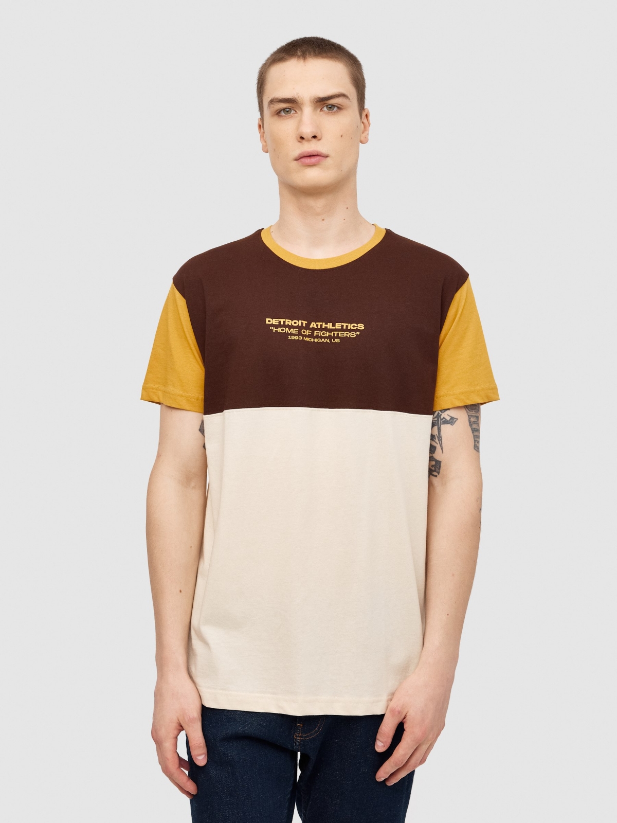 Camiseta color block con texto arena vista media frontal