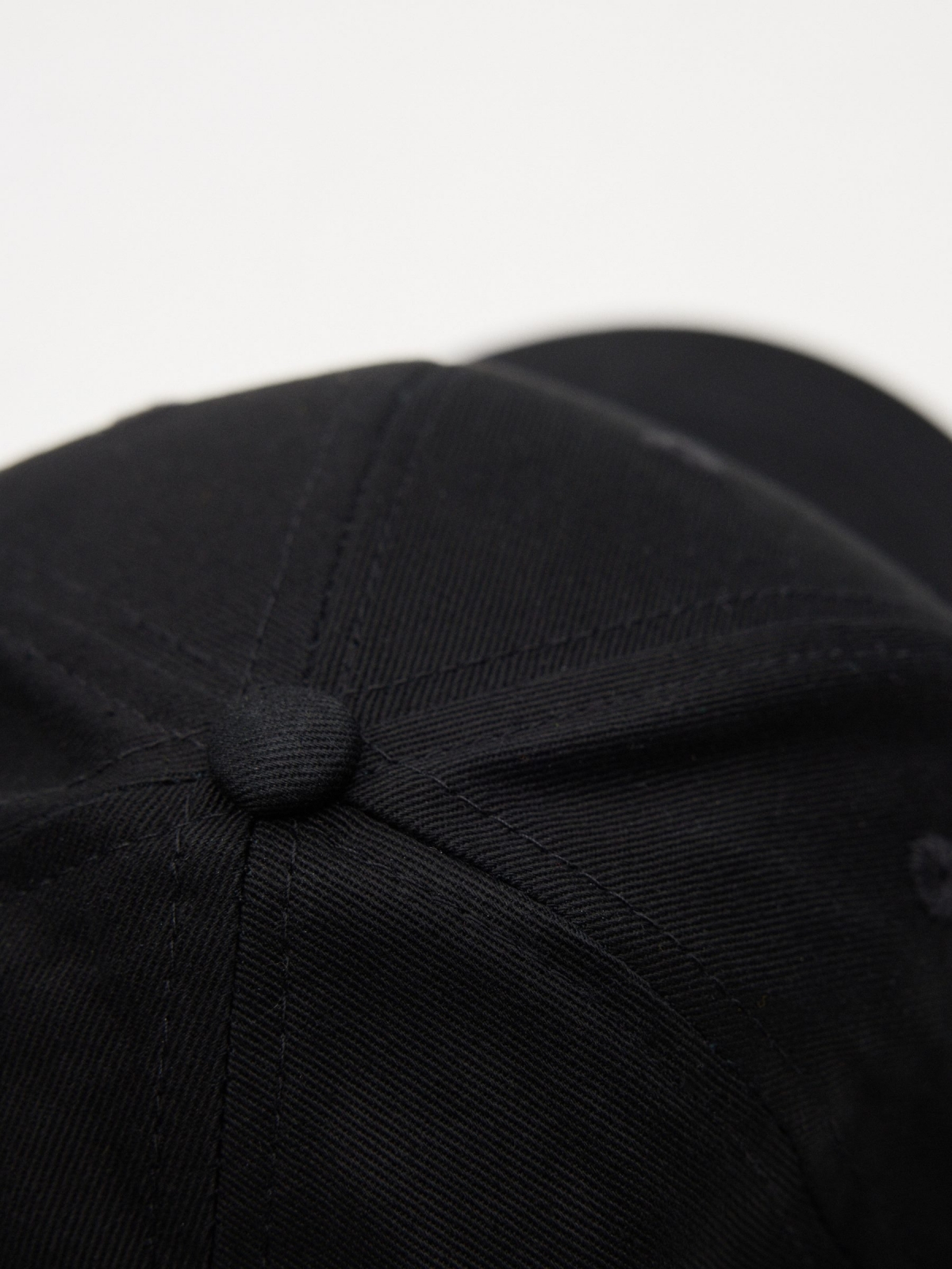 Gorra básica deportiva negro vista detalle