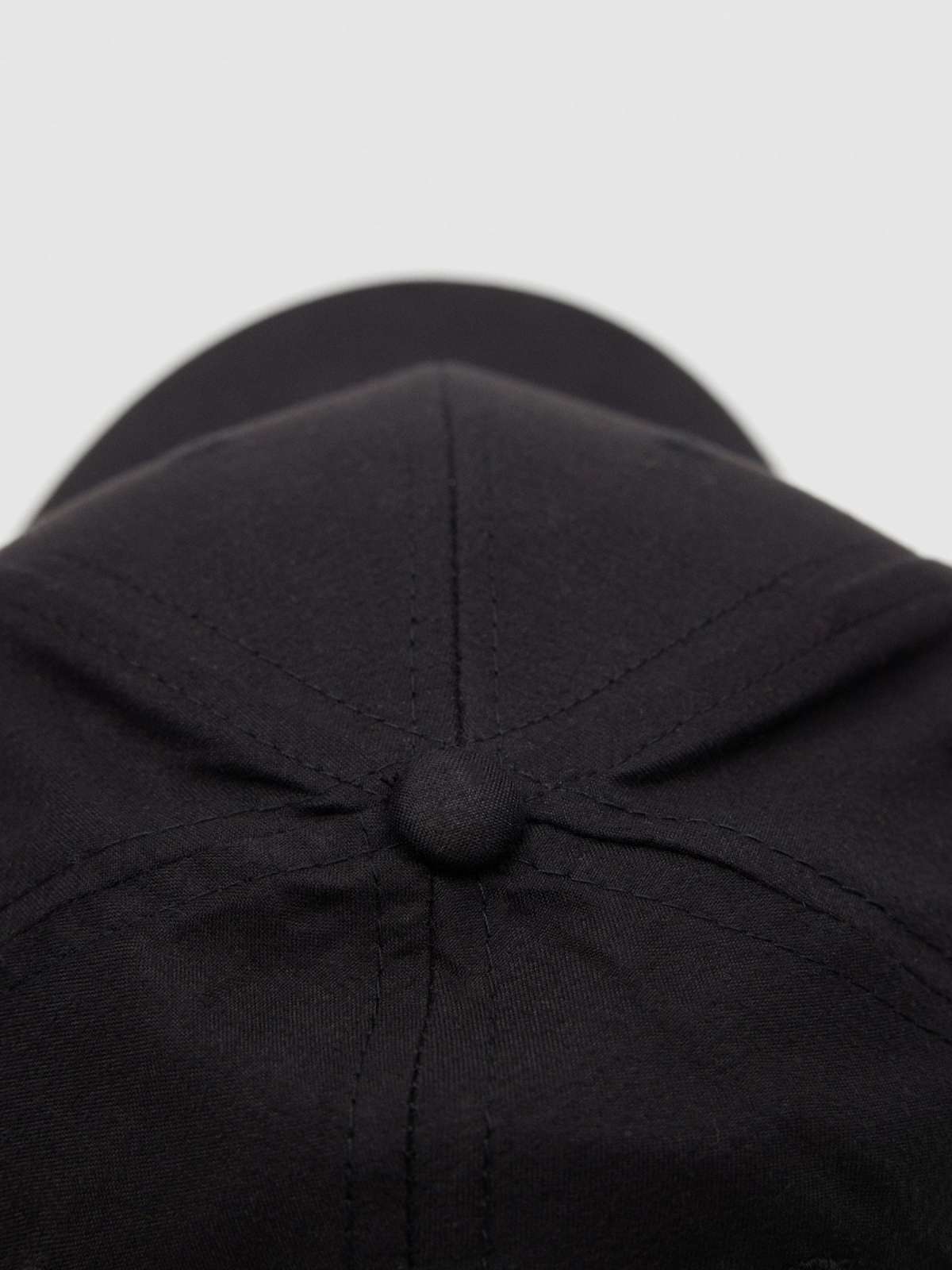 Basic cap IN black detail view