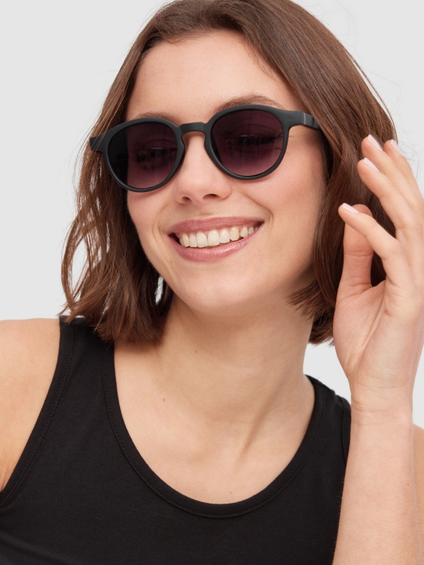 Óculos de sol redondos preto com modelo