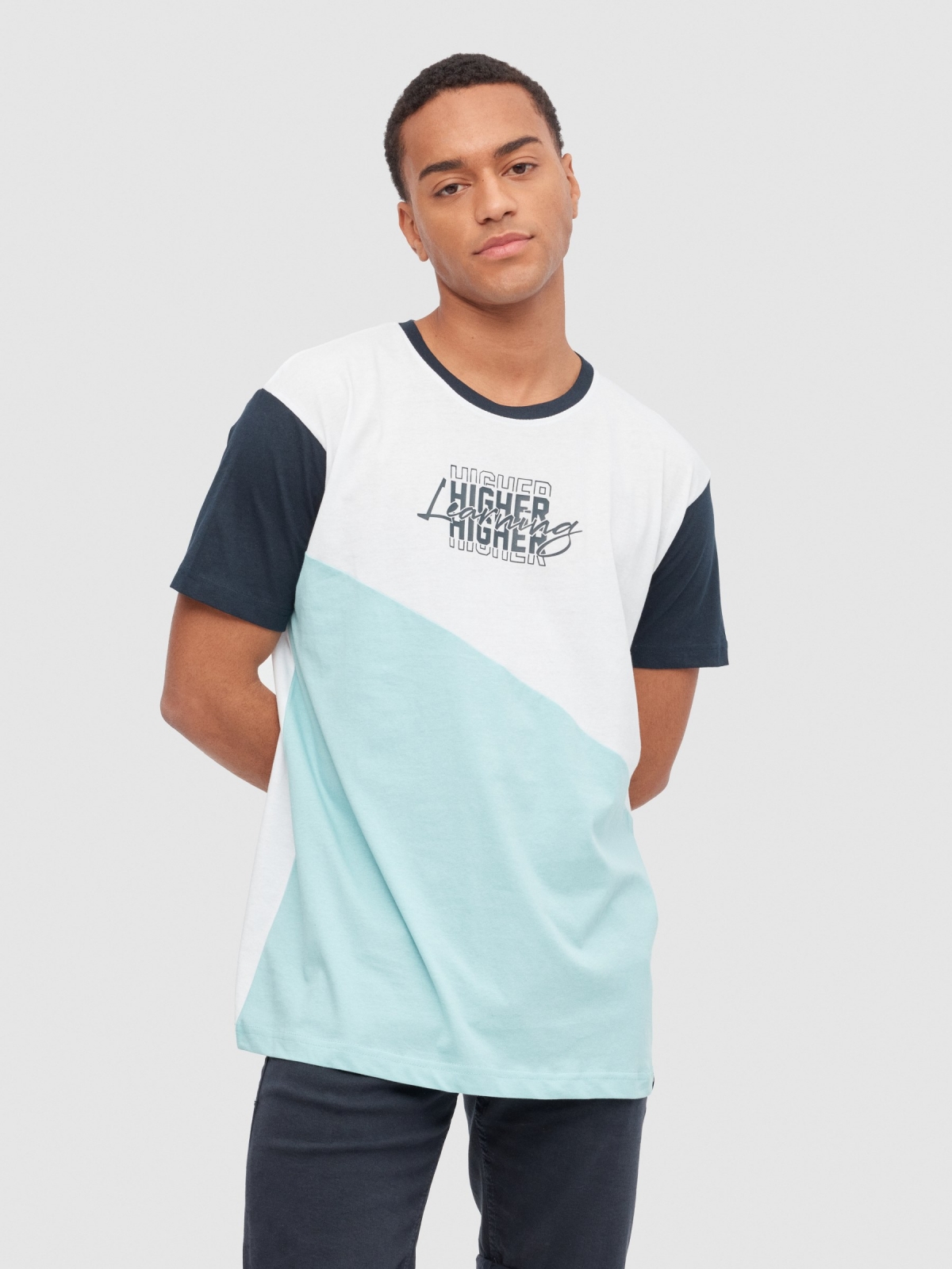 T-shirt com bloco de cores na diagonal branco vista meia frontal