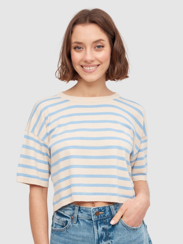 Camiseta crop a rayas beige vista media frontal