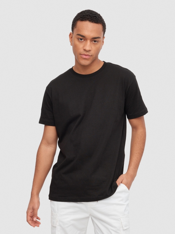 T-shirt básica de manga curta preto vista meia frontal