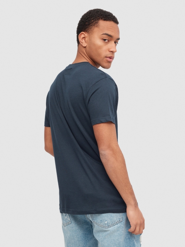 T-shirt básica de manga curta azul vista meia traseira
