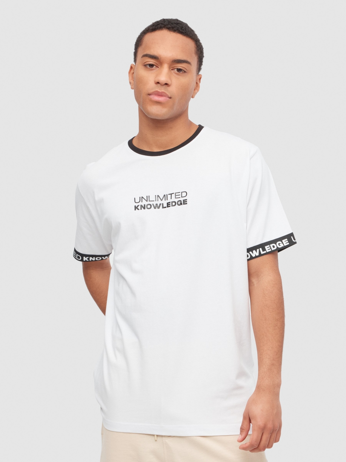 T-shirt desportiva com mangas em contraste branco vista meia frontal