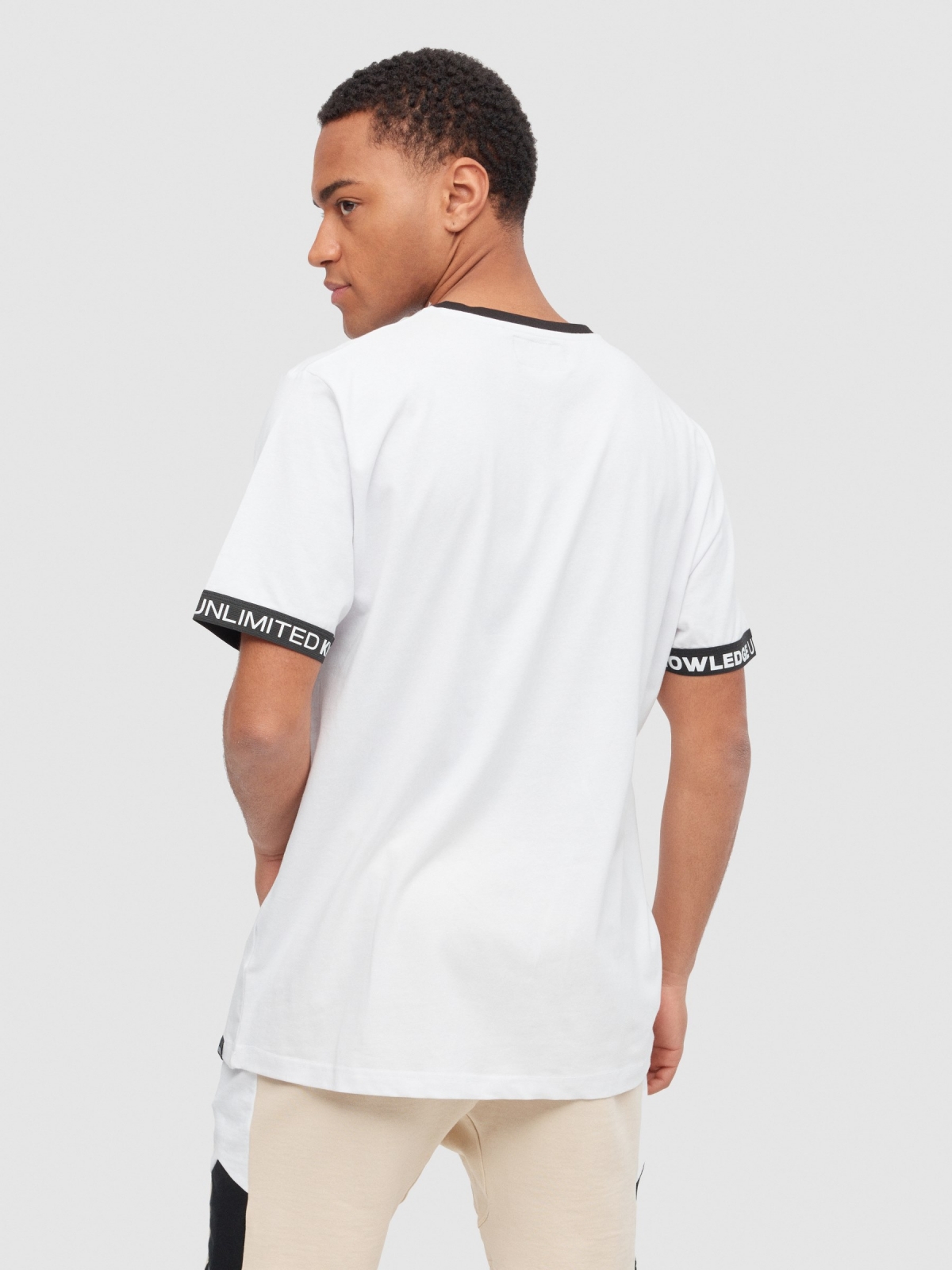 Camiseta deportiva manga contraste blanco vista media trasera