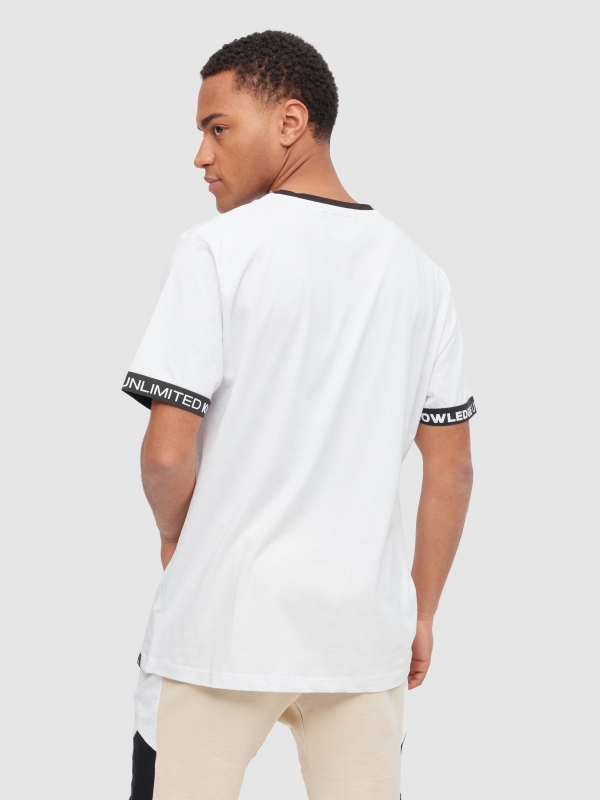T-shirt desportiva com mangas em contraste branco vista meia traseira