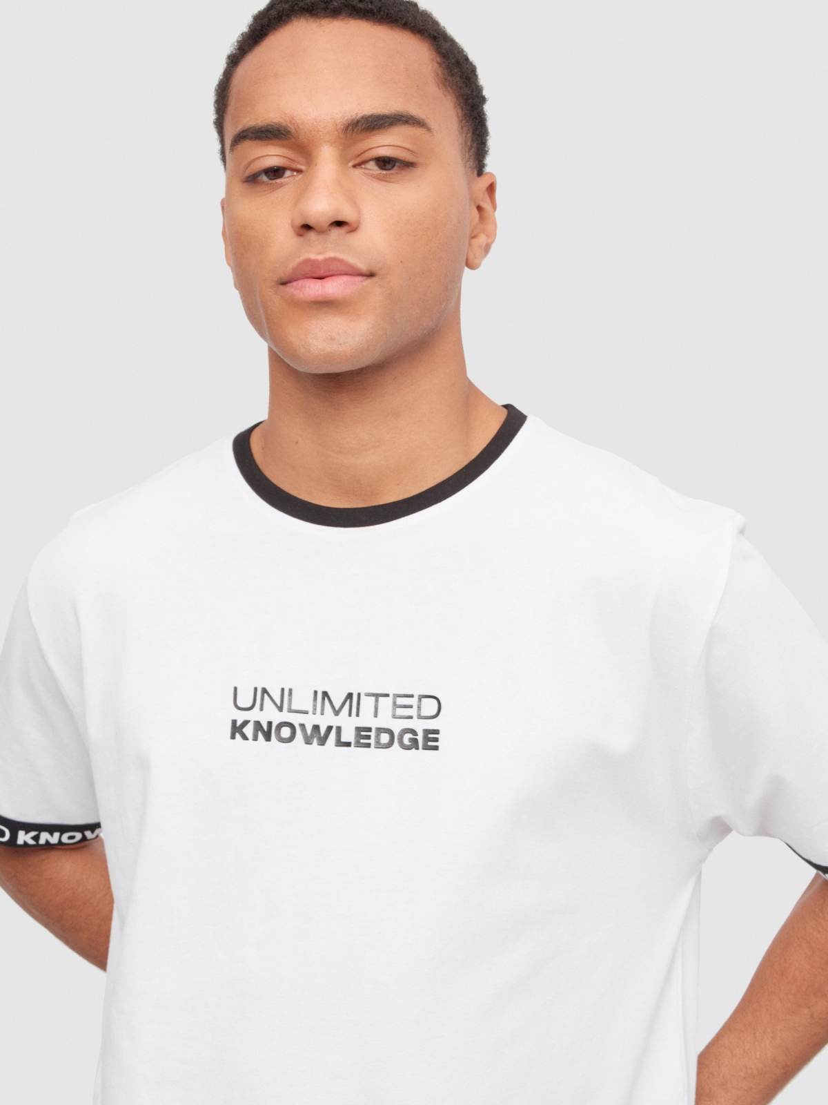 T-shirt desportiva com mangas em contraste branco vista detalhe