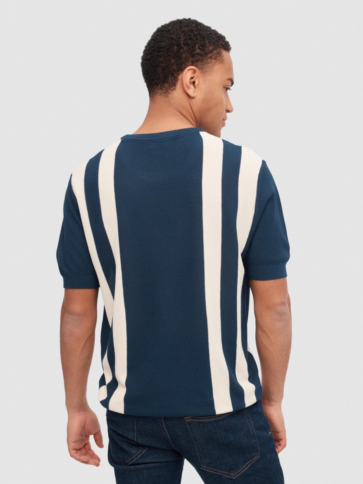 T-shirt com riscas verticais azul marinho vista meia traseira