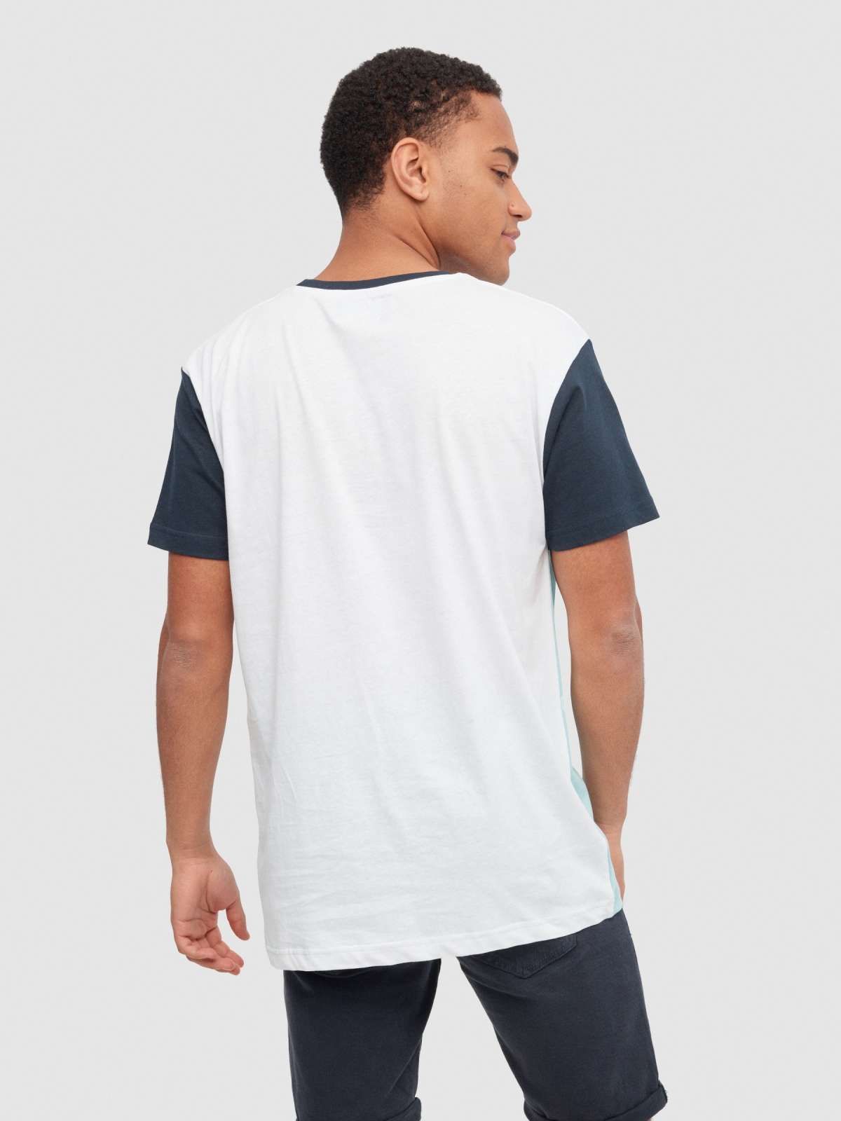 T-shirt com bloco de cores na diagonal branco vista meia traseira