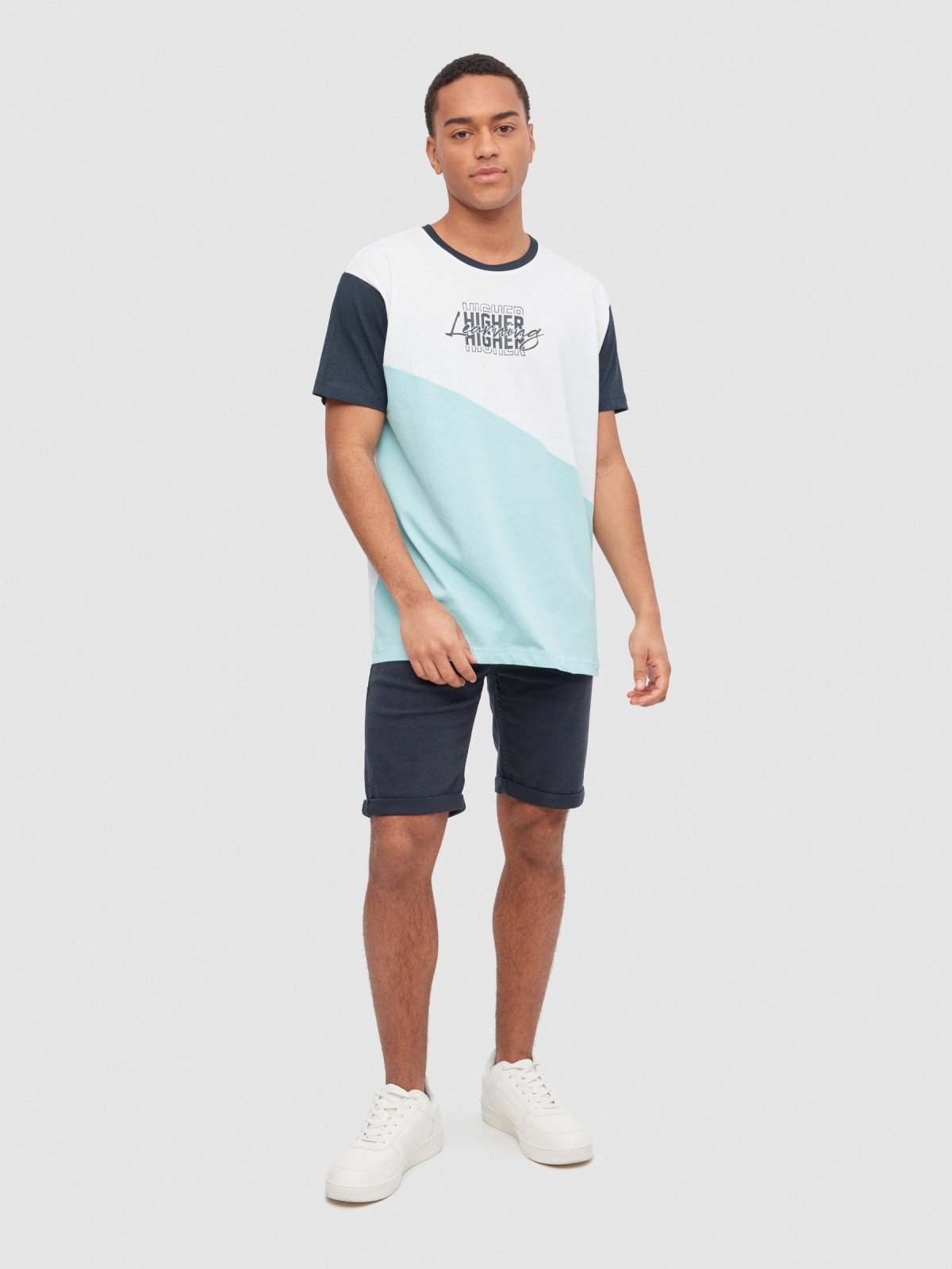 T-shirt com bloco de cores na diagonal branco vista geral frontal