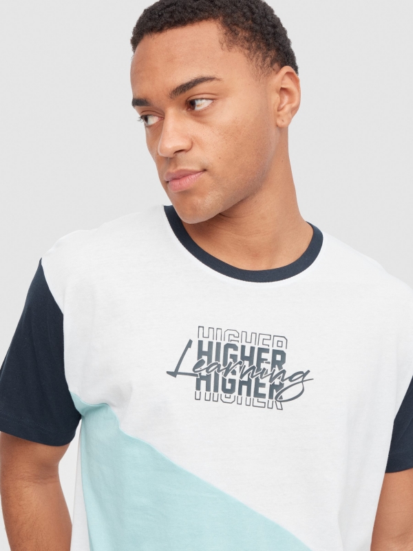 T-shirt com bloco de cores na diagonal branco vista detalhe