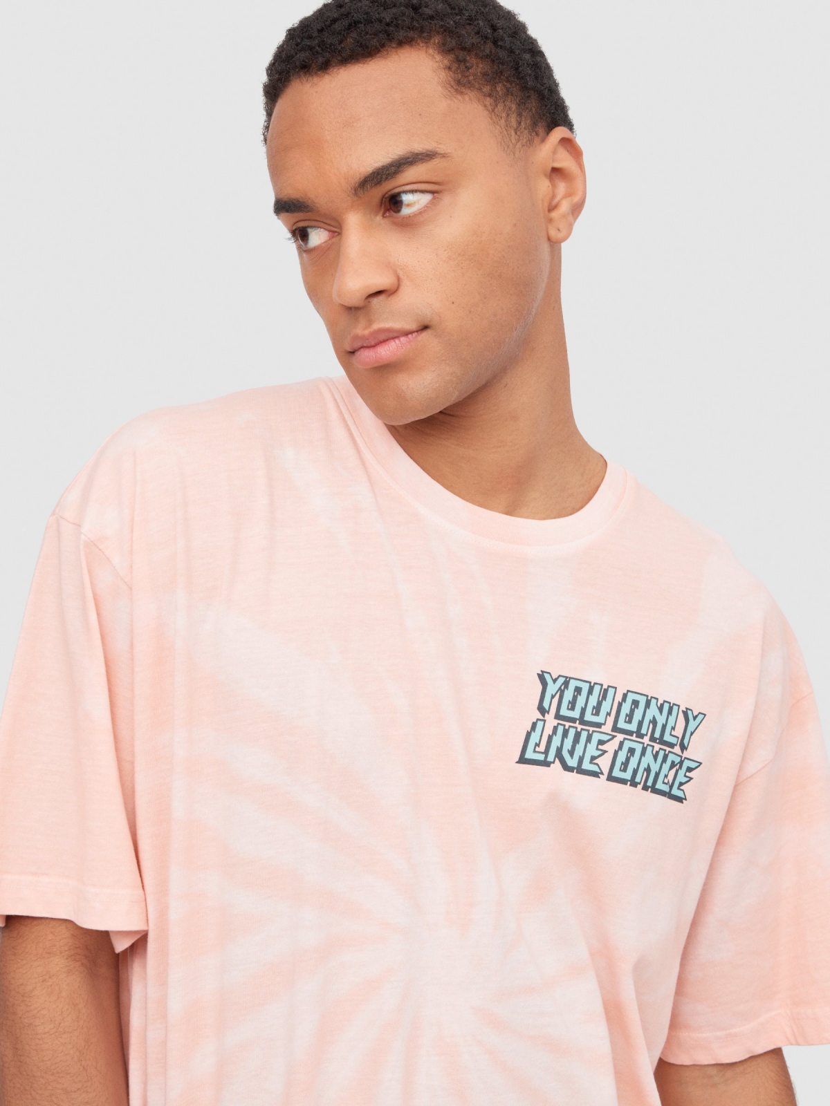 T-shirt de caveira tie dye rosa pêssego vista detalhe