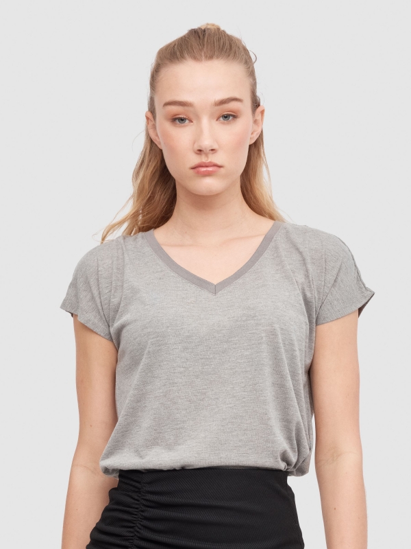 T-shirt sem mangas com gola em V cinza vista meia frontal