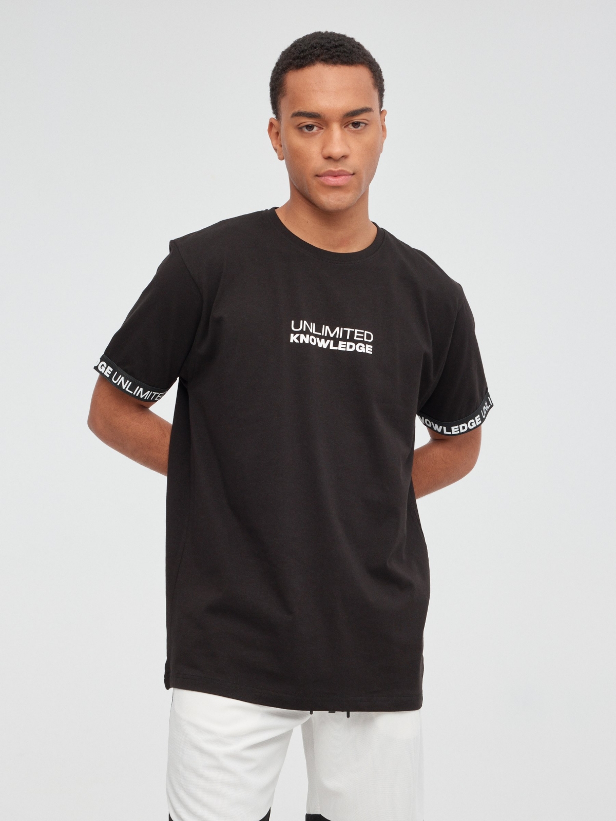 T-shirt desportiva com mangas em contraste preto vista meia frontal