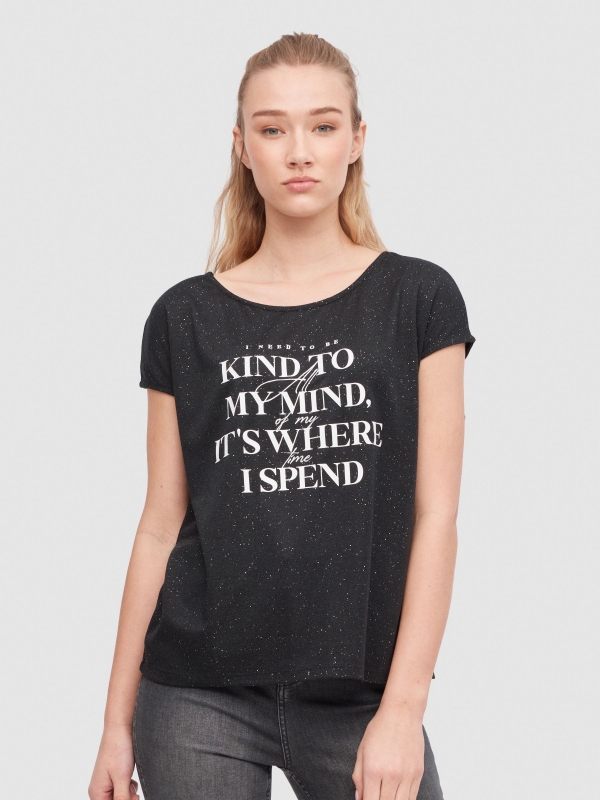 Camiseta oversize texto negro vista media frontal