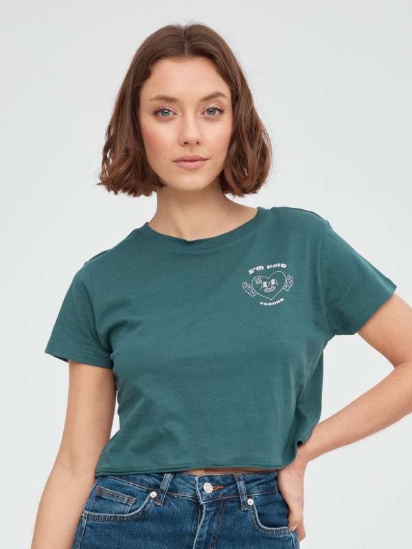 Camiseta crop corazón sonriente verde oscuro vista media frontal