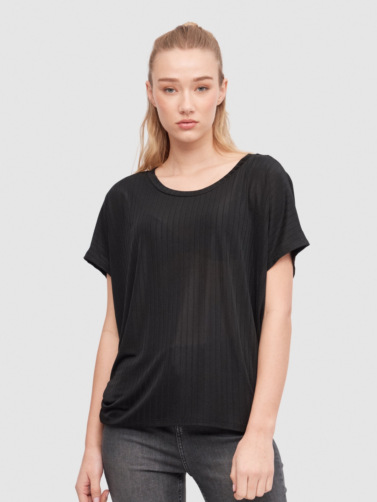 T-shirt rib com bainha assimétrica preto vista meia frontal