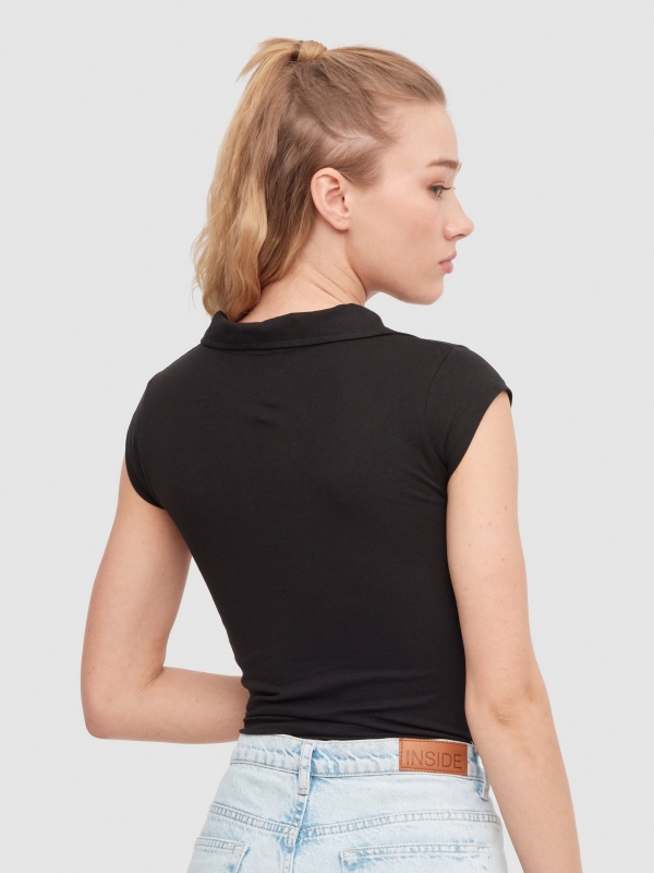 T-shirt pólo com bordado preto vista meia traseira
