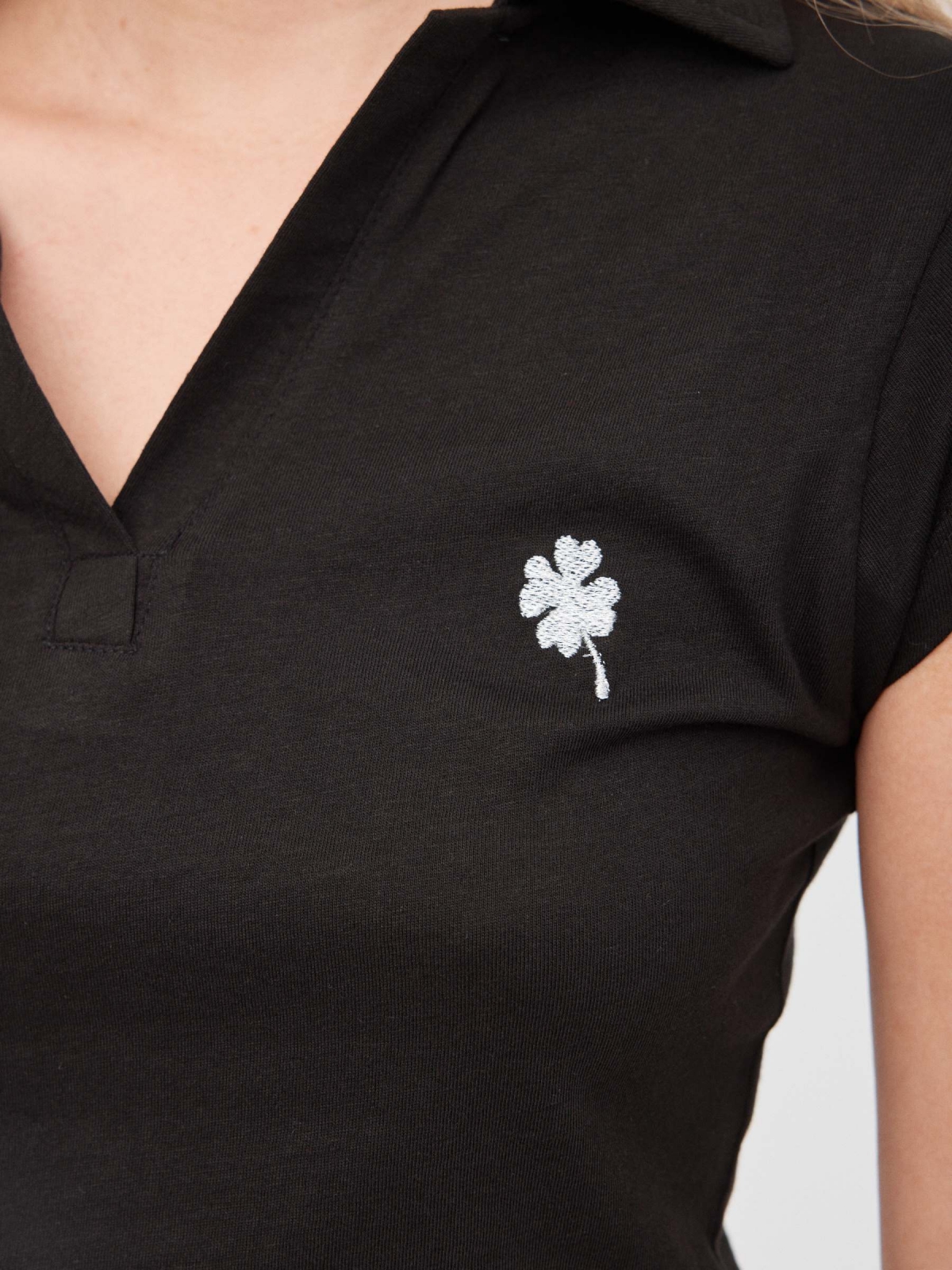 T-shirt pólo com bordado preto vista detalhe