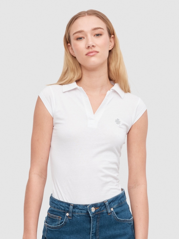T-shirt pólo com bordado branco vista meia frontal