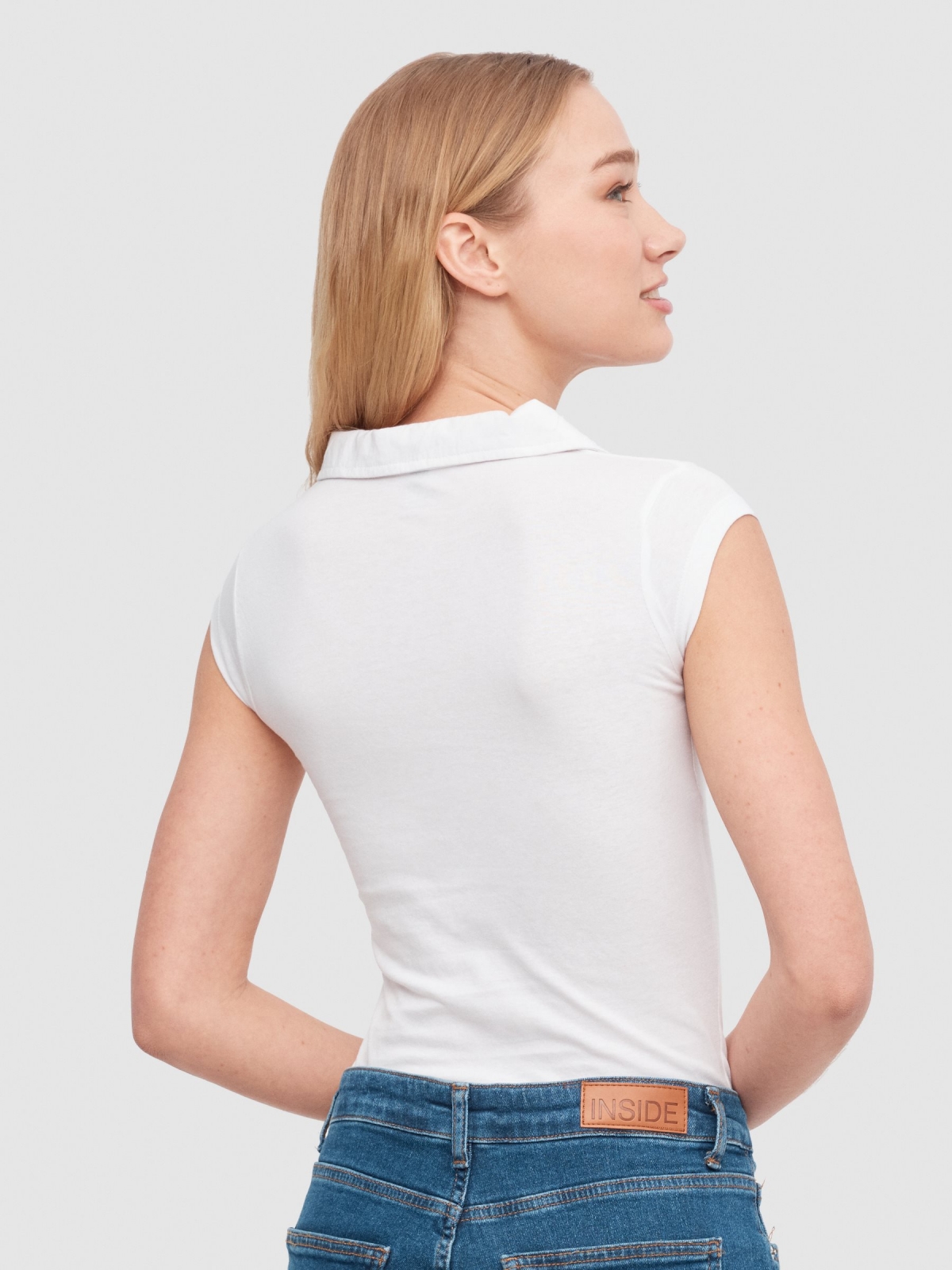 T-shirt pólo com bordado branco vista meia traseira