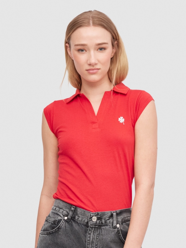 T-shirt pólo com bordado vermelho vista meia frontal