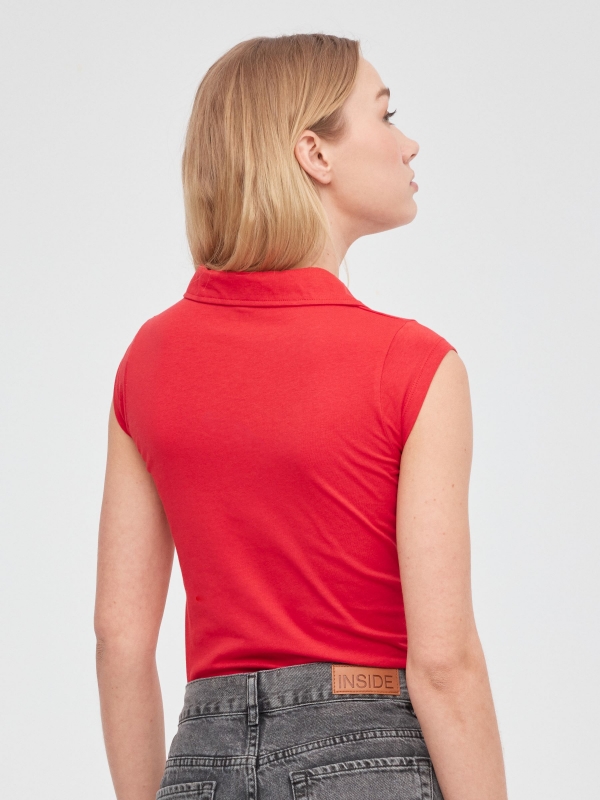 T-shirt pólo com bordado vermelho vista meia traseira