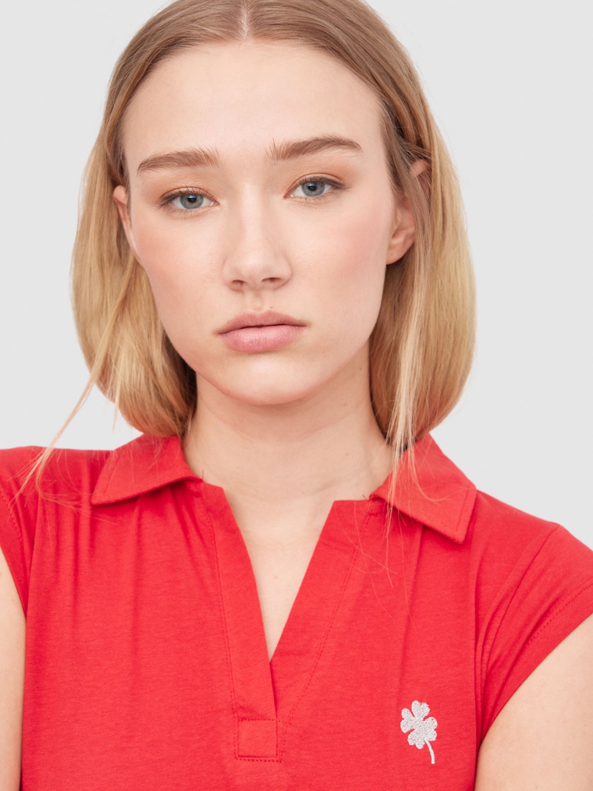 T-shirt pólo com bordado vermelho vista detalhe