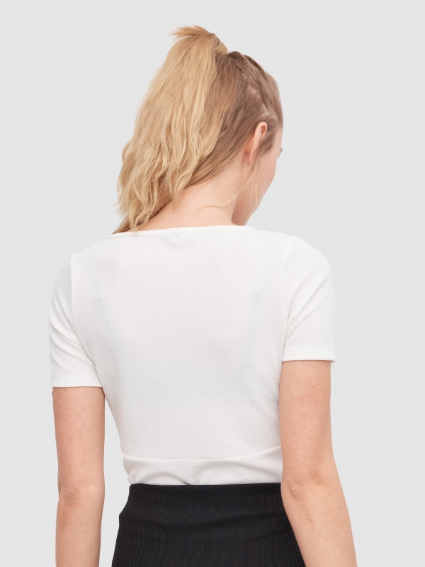 T-shirt com gola cruzada branco vista meia traseira