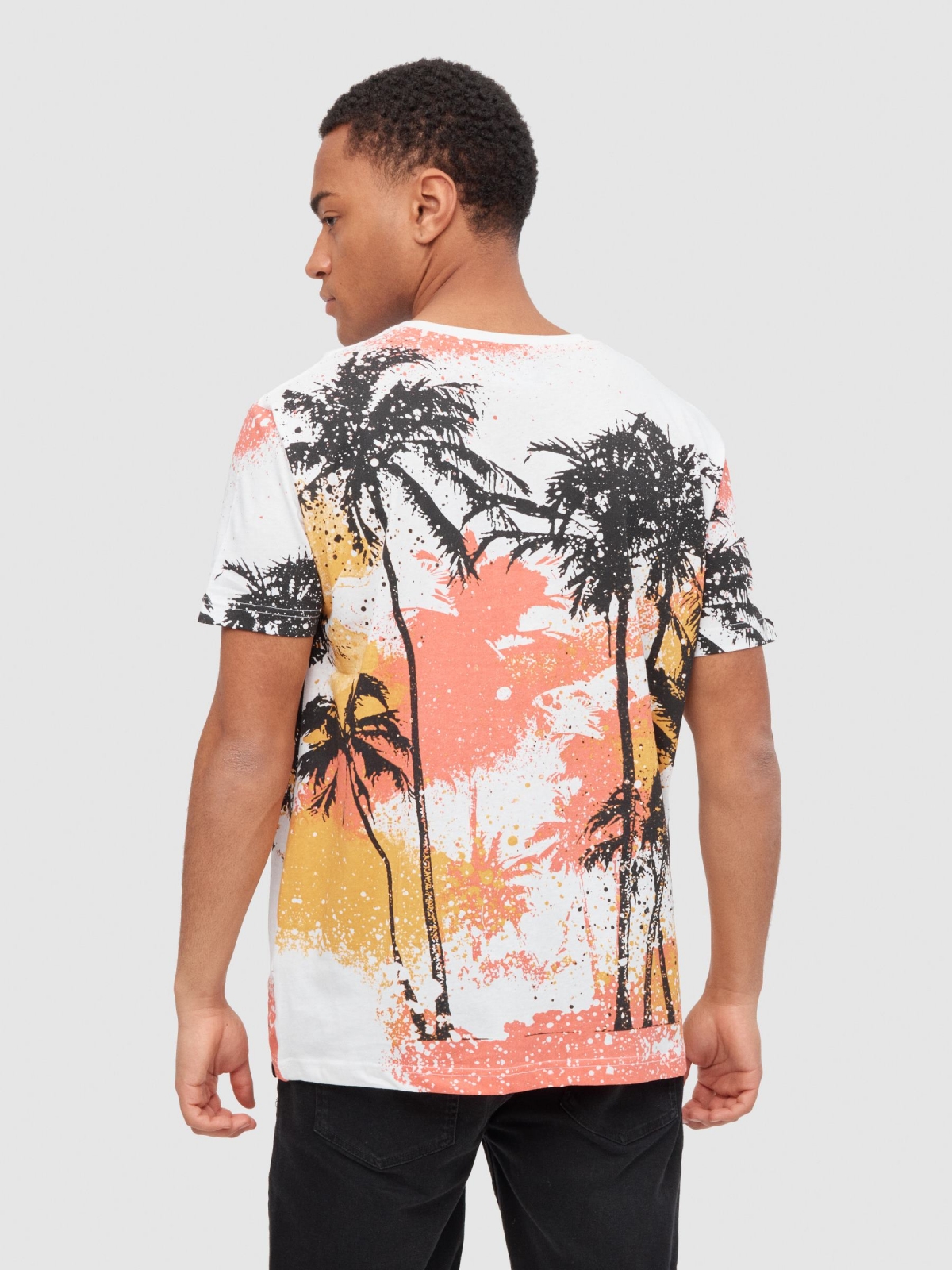 T-shirt com palmeiras tropicais branco vista meia traseira