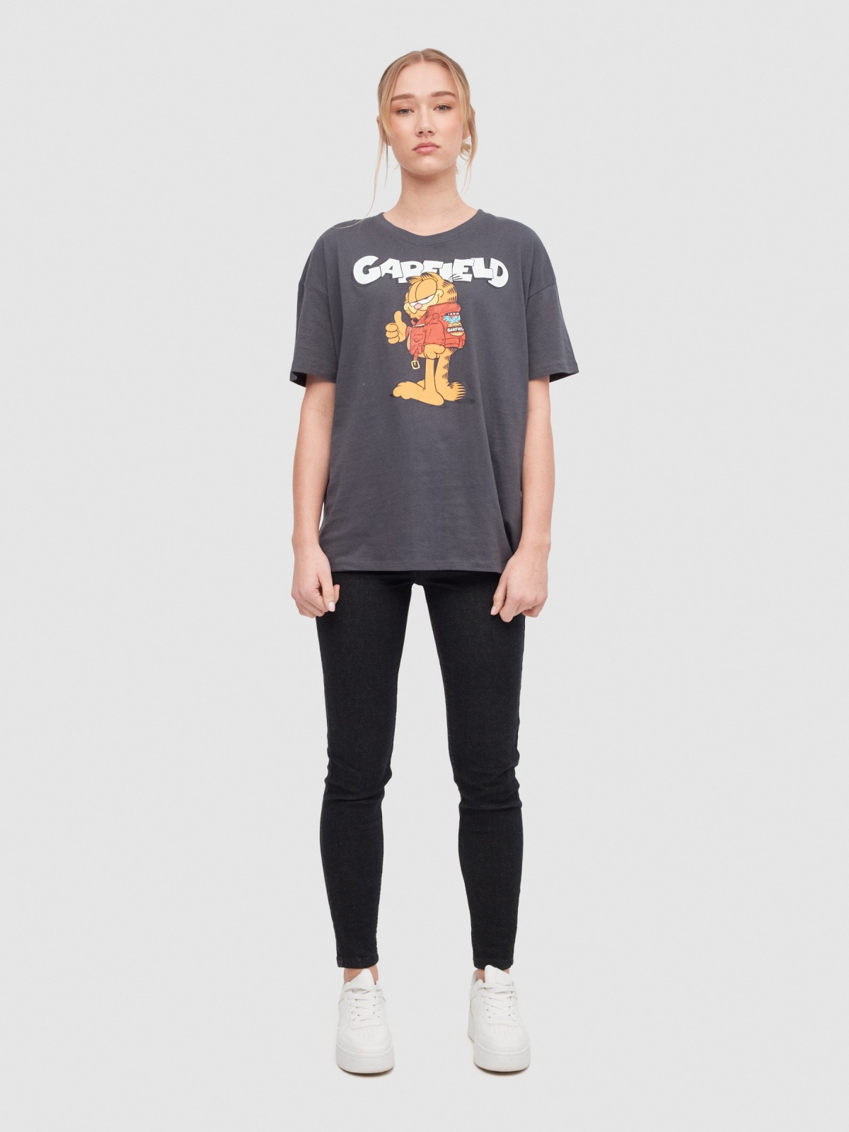 Camiseta oversize Garfield gris oscuro vista general frontal