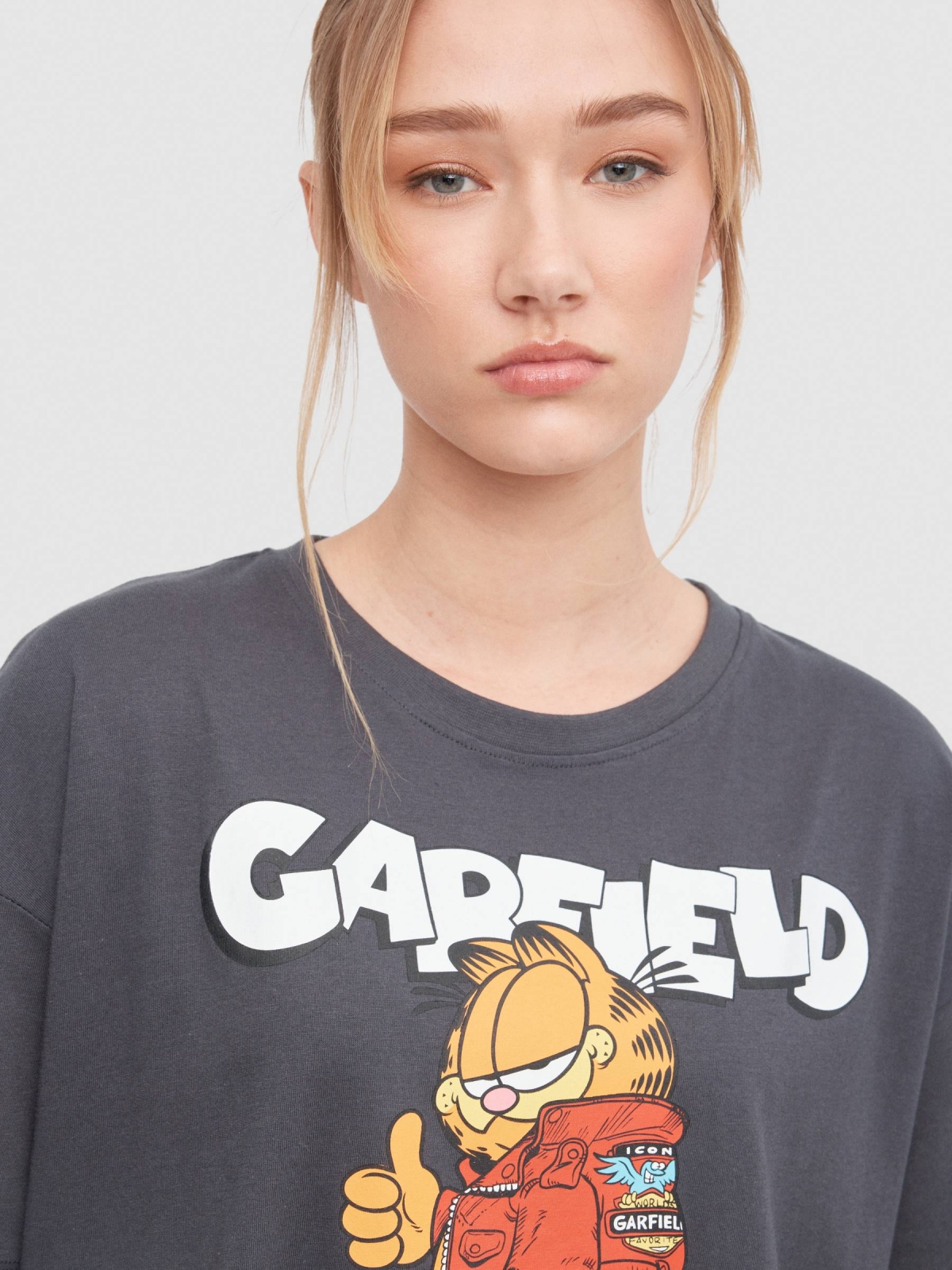 T-shirt oversize Garfield cinza escuro vista detalhe