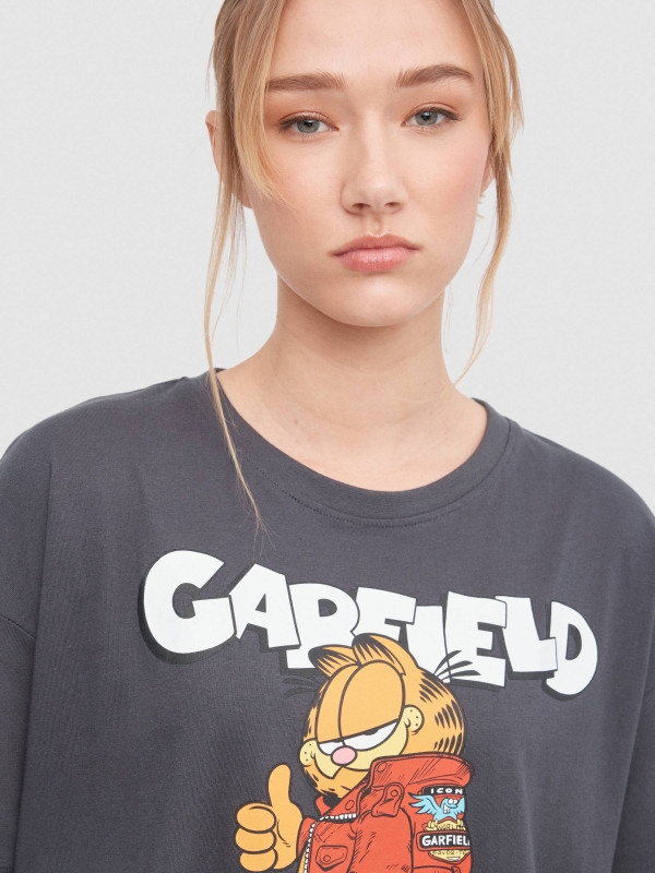 Camiseta oversize Garfield gris oscuro vista detalle