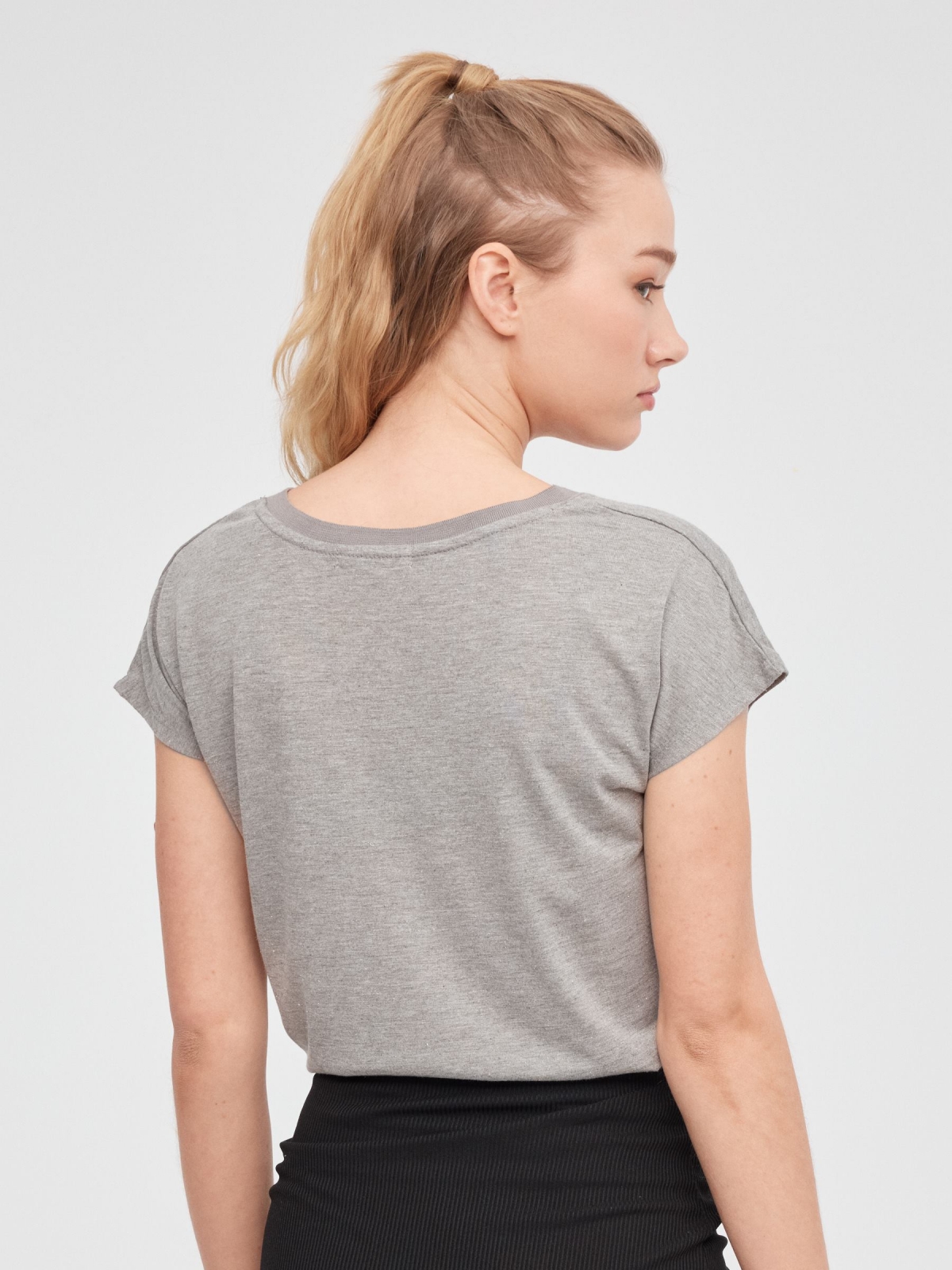 T-shirt sem mangas com gola em V cinza vista meia traseira