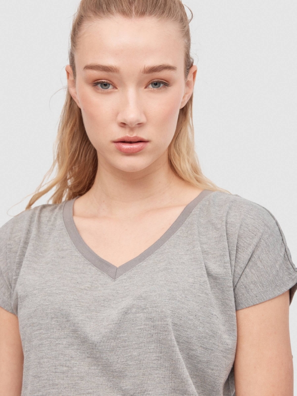 T-shirt sem mangas com gola em V cinza vista detalhe