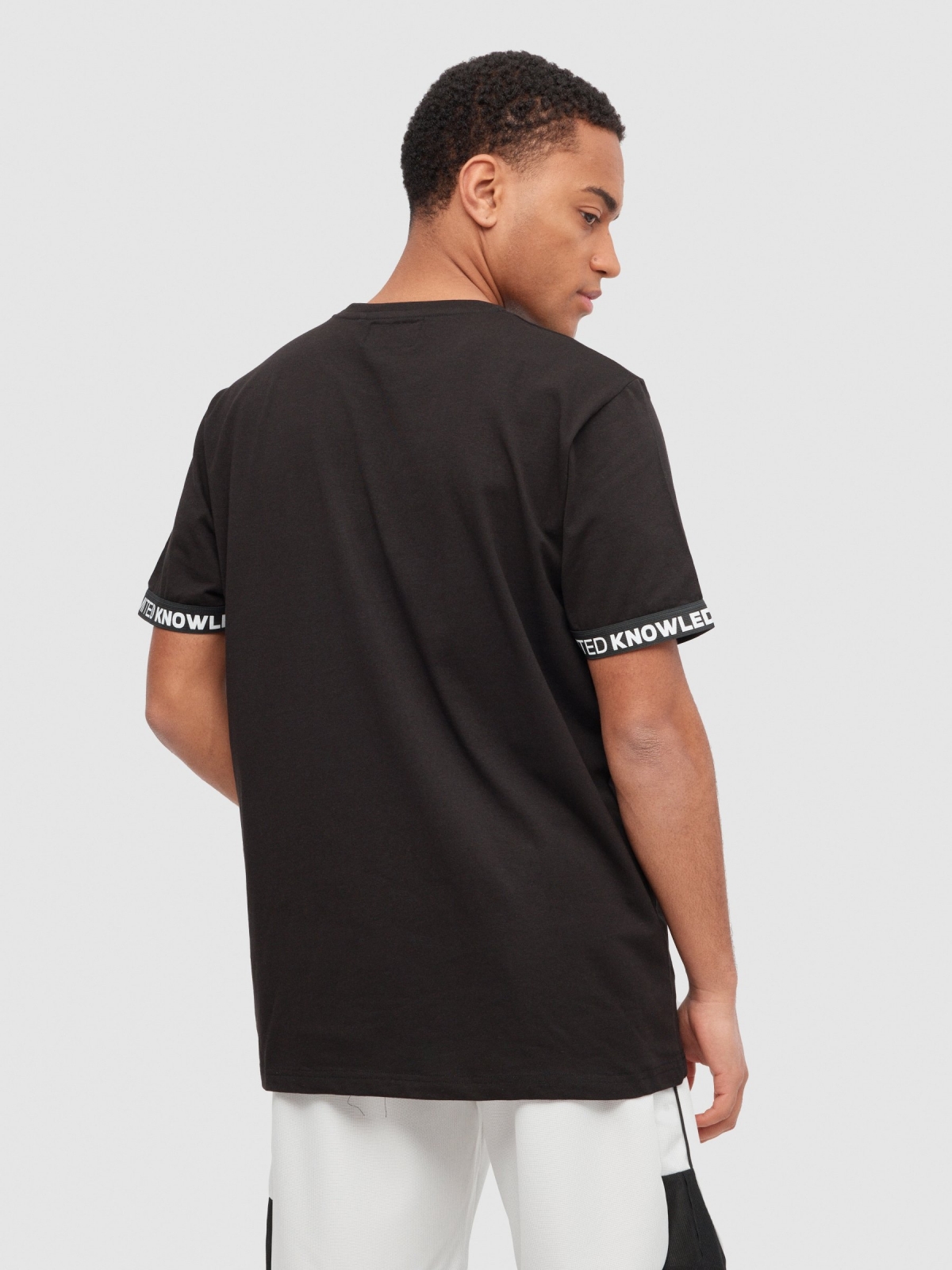 Camiseta deportiva manga contraste negro vista media trasera