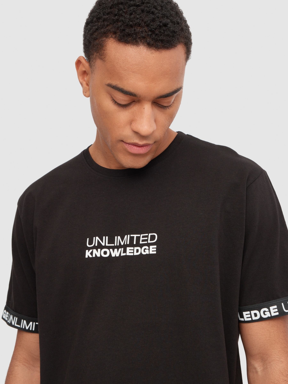 T-shirt desportiva com mangas em contraste preto vista detalhe