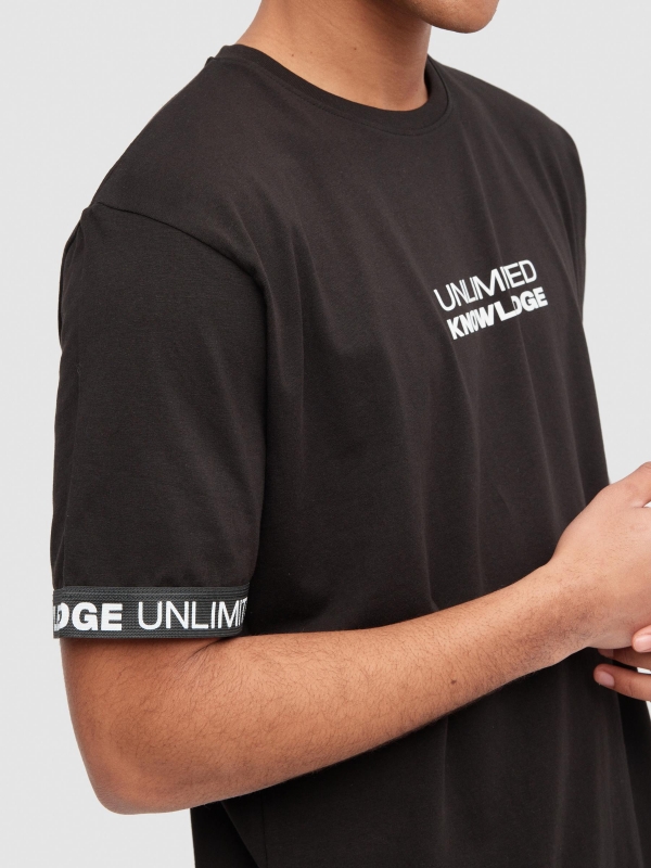Camiseta deportiva manga contraste negro vista detalle