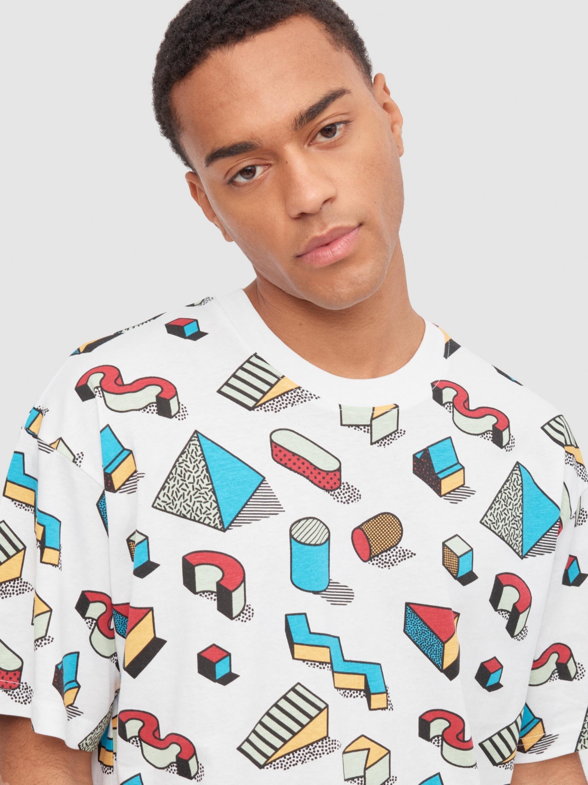 T-shirt com figuras geométricas branco vista detalhe
