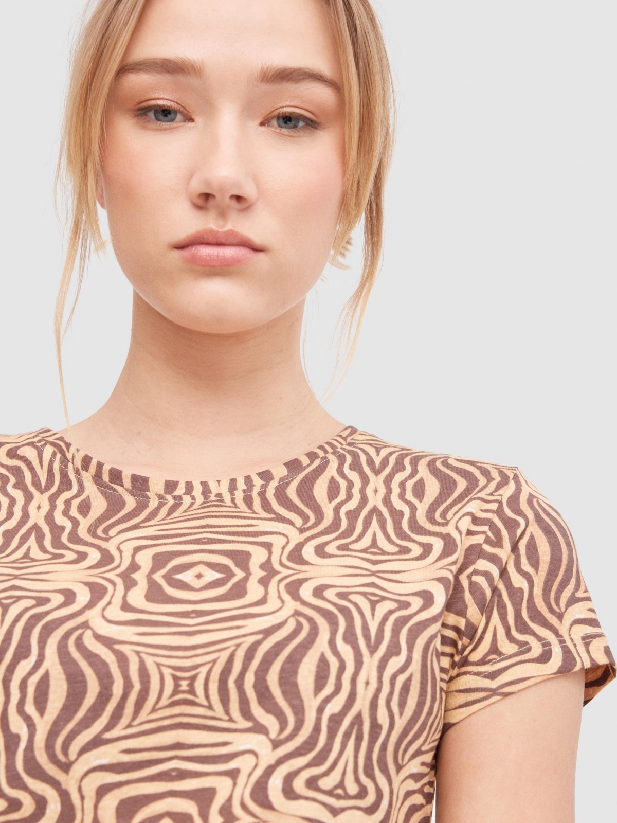 Psychedelic animal print t-shirt brown detail view