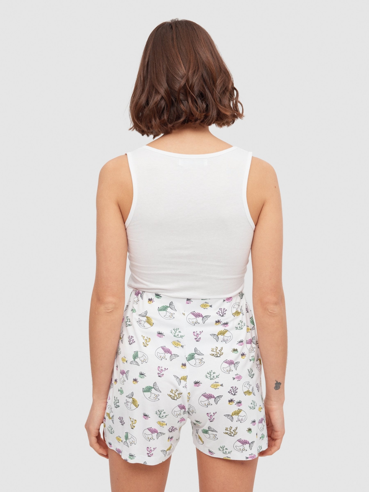 Pijama de flores branco vista geral traseira